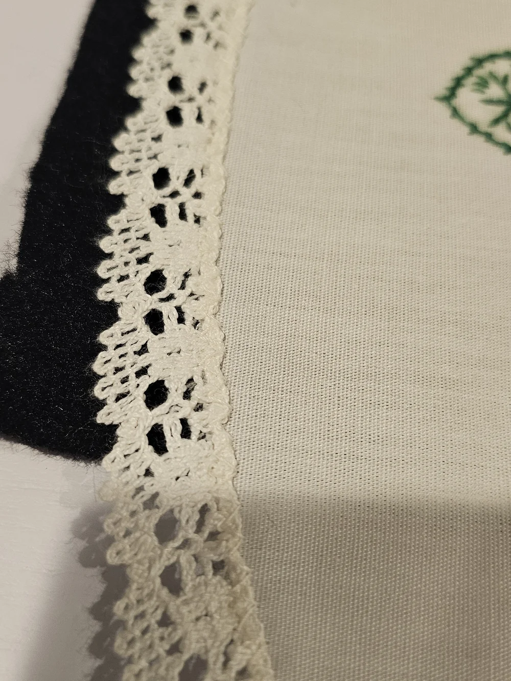 Embroidered Rose Table Runner in Pink and Green With 2 Matching Pillow Cases